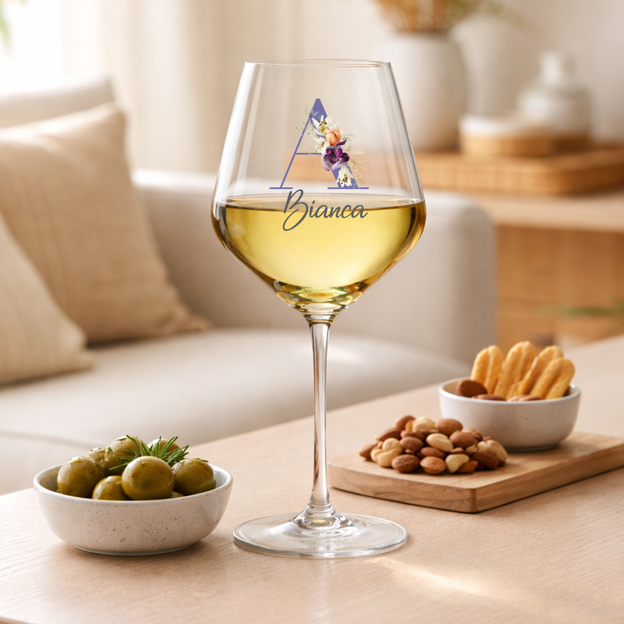 Personalisiertes Weinglas mit floralem Initial & Name – Lila Blumen