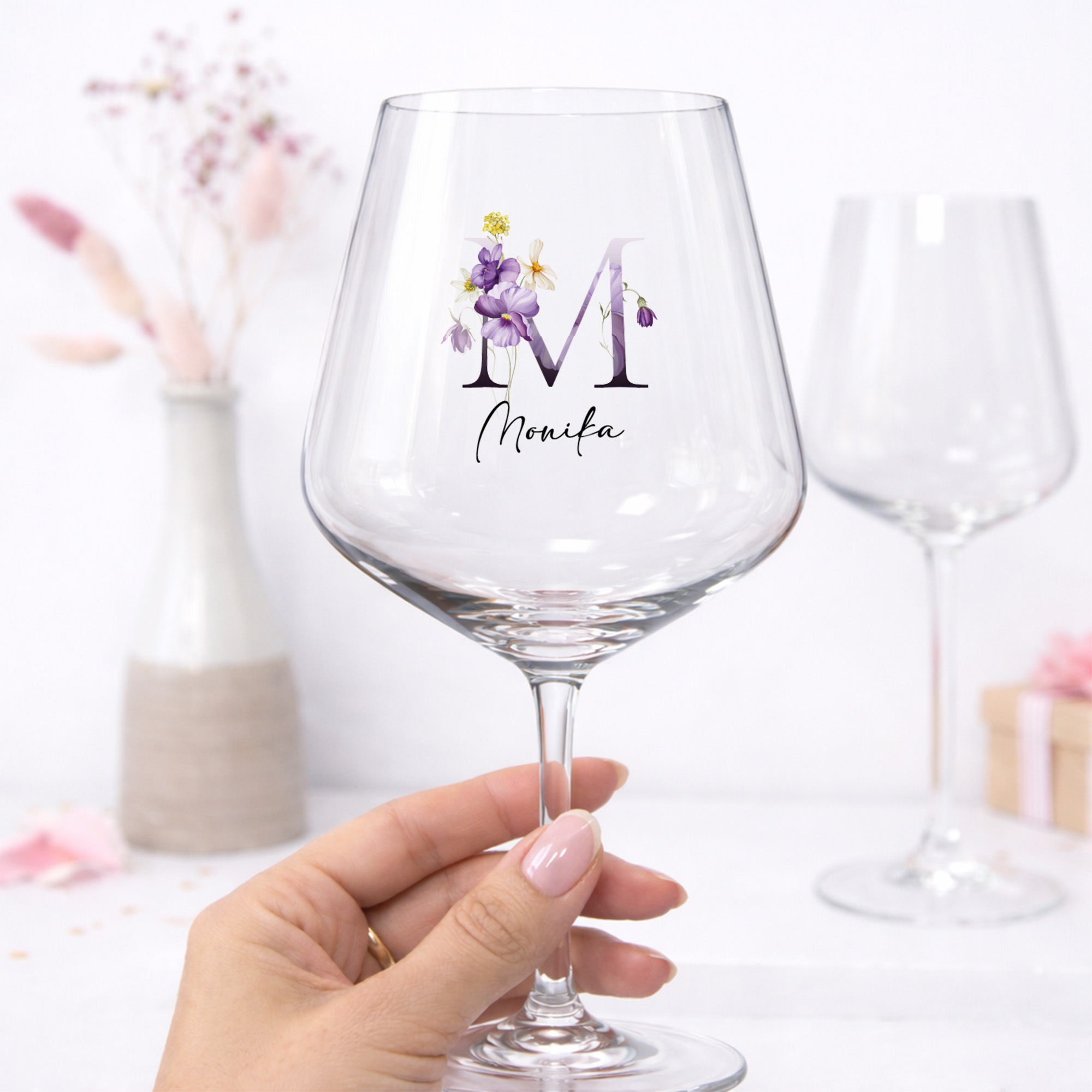 Personalisiertes Weinglas mit Initial & Name – Veilchen Floral Design
