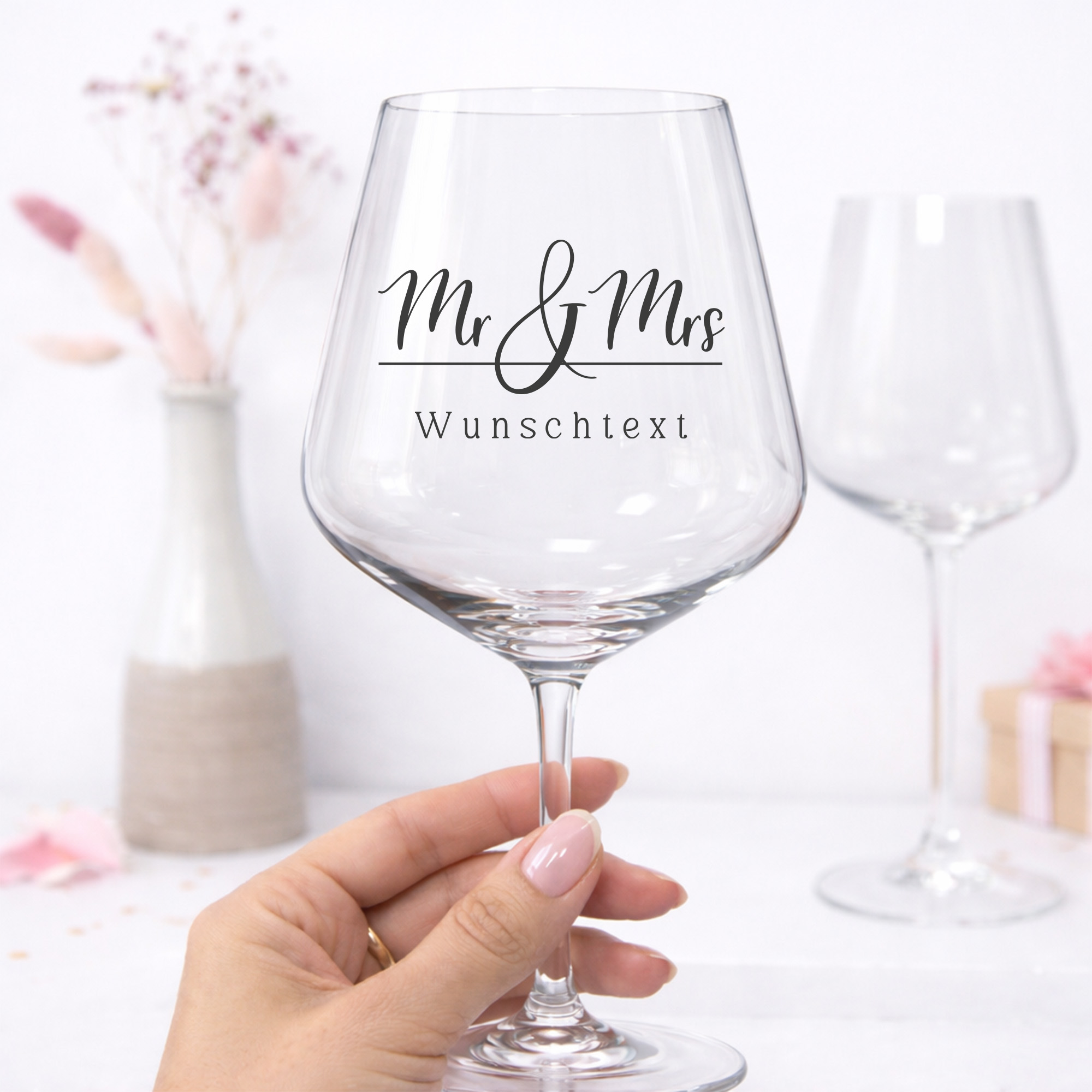 Mr & Mrs Weinglas personalisiert mit Wunschtext – Hochzeitsgeschenk für Brautpaar – Geschenk zur Hochzeit – personalisiertes Hochzeitsglas